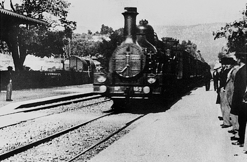 أول لقطة متحركة للأخوين لوميير L’Arrivée d’un train en gare de La Ciotat